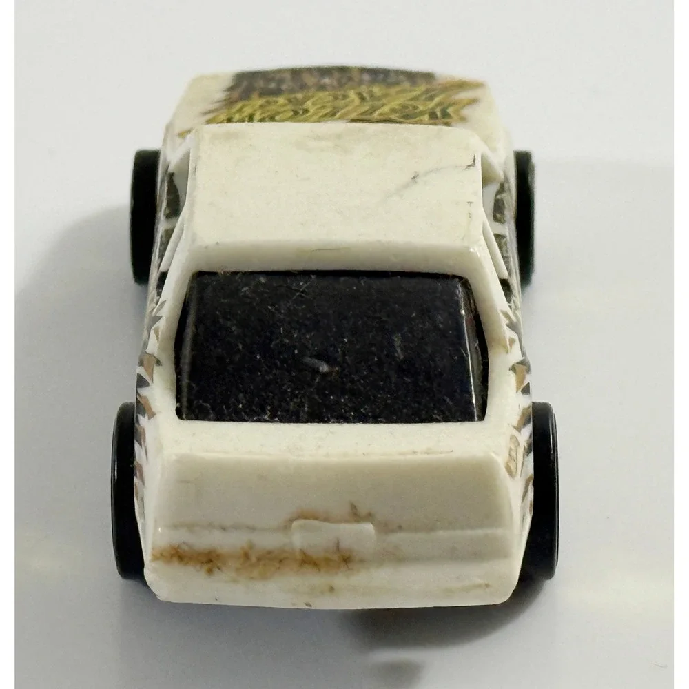 Hot Wheels Chevy Stocker Kids 1:64 White Yellow Jacket Hornet Vintage 1988 Car